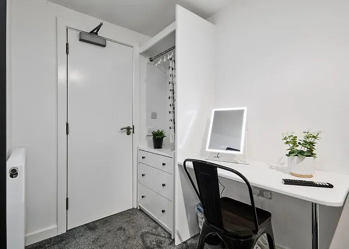 Luxury Lower-level Two Bed 公寓 *