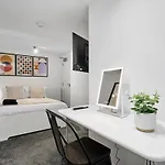 דירה Luxury Lower-level Two Bed לידס
