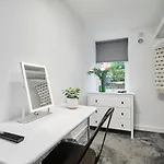 דירה Luxury Lower-level Two Bed *