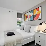 דירה Luxury Lower-level Two Bed לידס