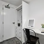 Luxury Lower-level Two Bed דירה *