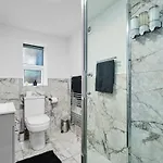 Luxury Lower-level Two Bed דירה *