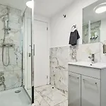 Luxury Lower-level Two Bed דירה לידס