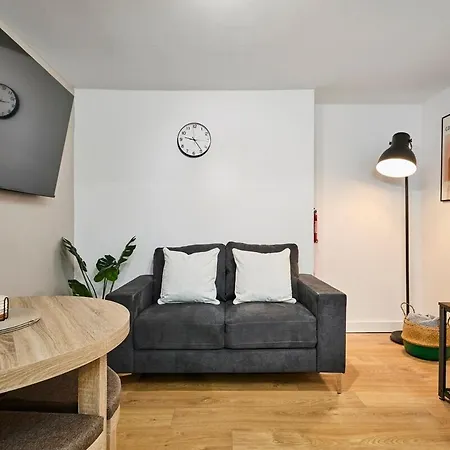 Luxury Lower-level Two Bed Leeds (West Yorkshire)