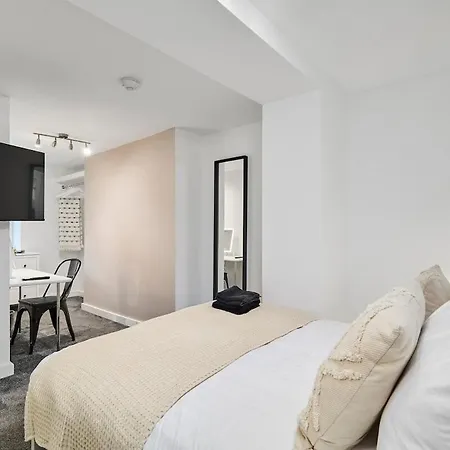Luxury Lower-level Two Bed Leeds (West Yorkshire)