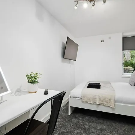 Luxury Lower-level Two Bed * Leeds (West Yorkshire)