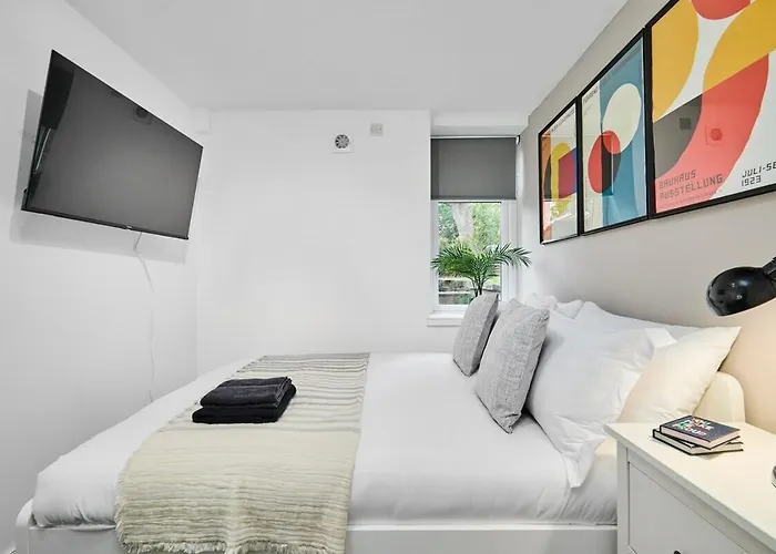 Luxury Lower-level Two Bed Appartement