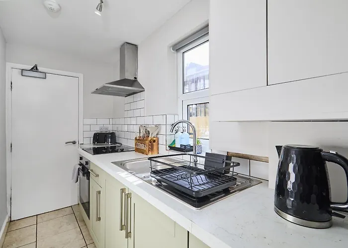 Luxury Lower-level Two Bed Leeds (West Yorkshire)